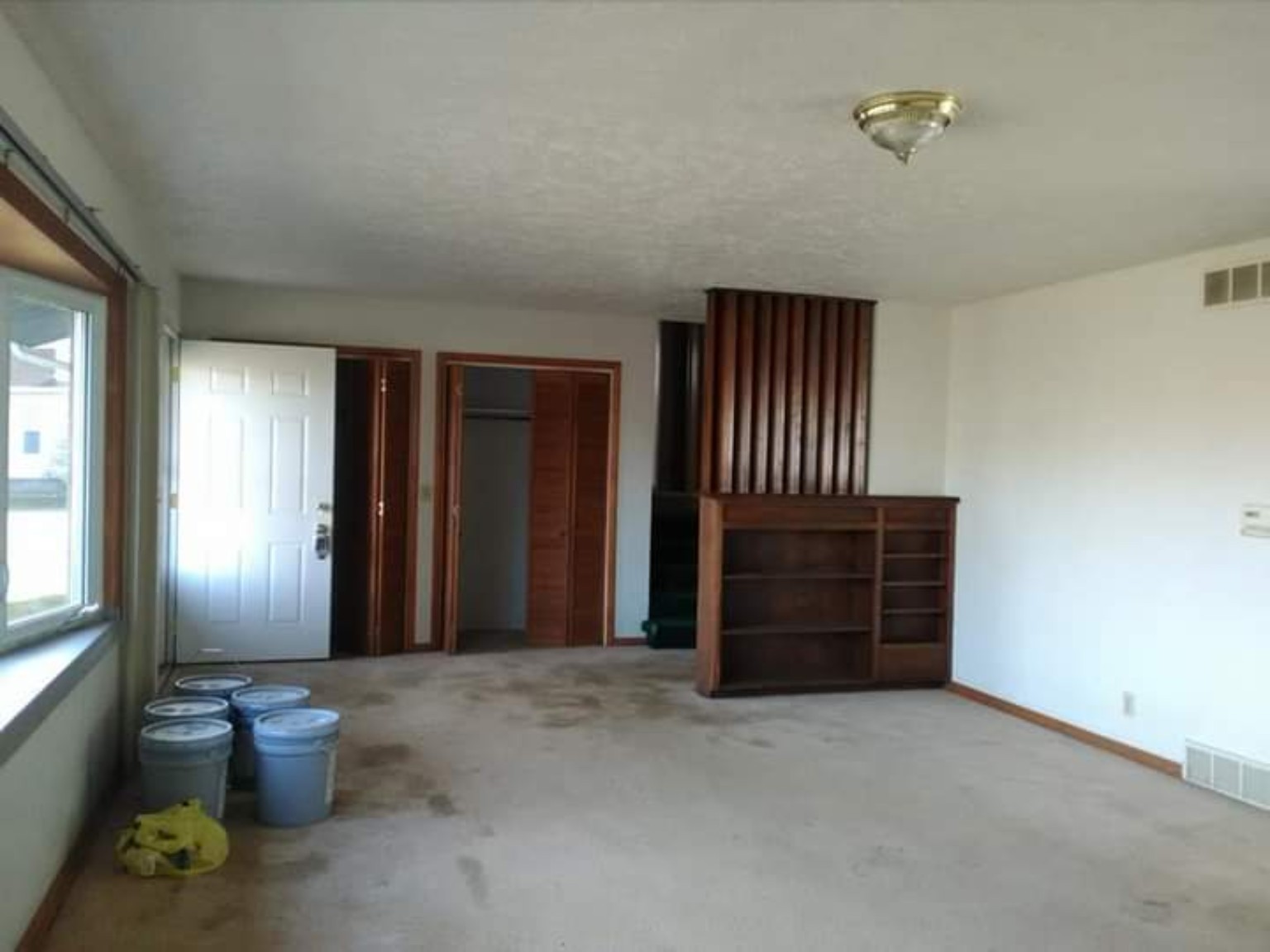 Living room restoration before renovation